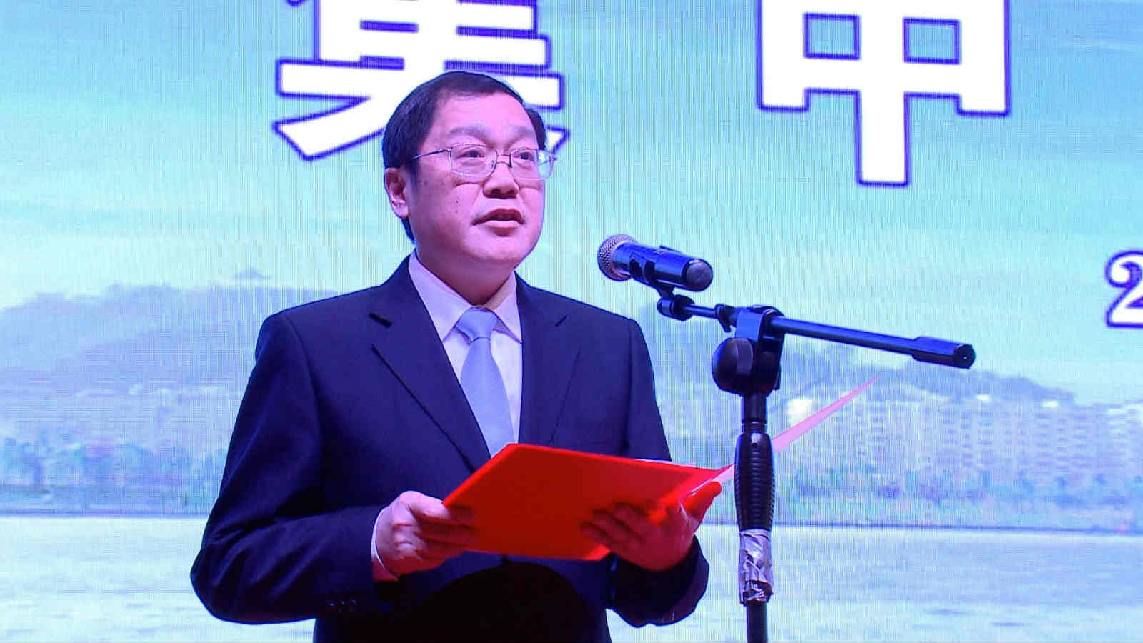 开州区区委常委,区政府党组成员覃兴建主持签约仪式.